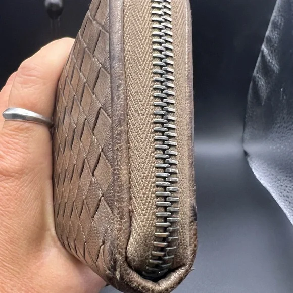Authentic Bottega Veneta
Intrecciato Metallic Zippy Wallet

Dust Bag included - Picture 3 of 14